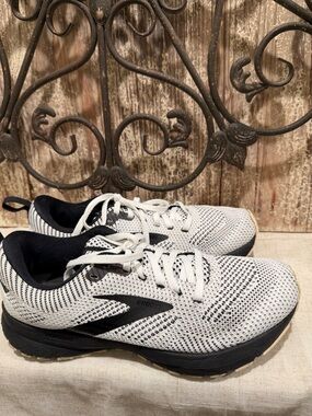 Brooks  White/Black Running Shoes sneakers 8.5